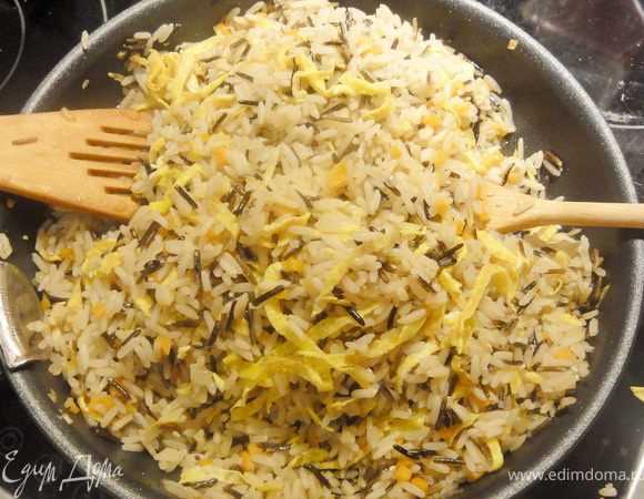 Теперь яичную соломку смешать с рисом, добавить сливочное масло и еще раз перемешать.