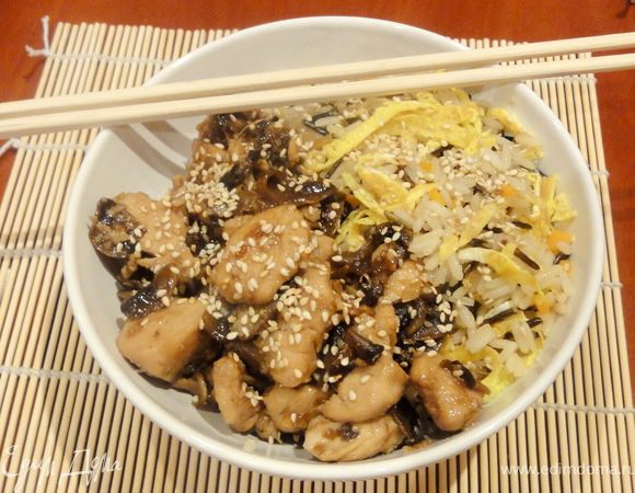 Выложить в пиалу рис и курицу. Посыпьать сверху жареным кунжутом.
Вот и все! Понравилось всем, а дочь теперь не отстает и просит приготовить еще раз)))