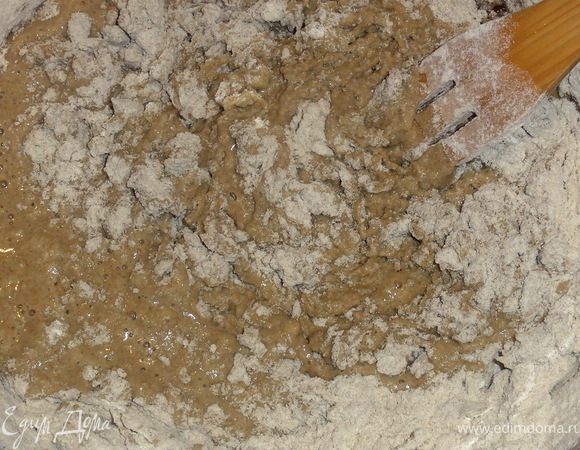 Прошло 72 часа. Вот теперь можно  замесить тесто.
Смешать закваску, соль, сахар и воду. Постепенно ввести муку. Тесто необходимо вымесить в течении 5 минут.