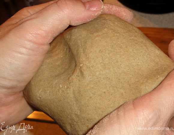 Оно будет липнуть к рукам, поэтому можно посыпать мукой.

