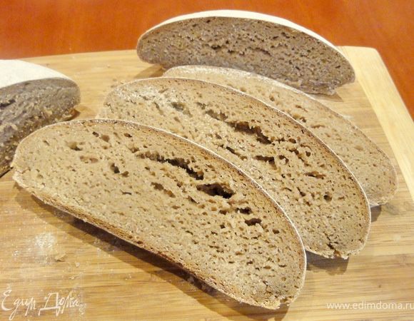 Ну конечно вы спросите какой у него вкус))) Чуть кисловат,  характерен вкусу ржаного хлеба. Мякиш немного липнет, как у «бородинского».  Моим  домашним очень понравился))) Нарежьте его тонкими ломтиками, намажьте  сливочного масла…а впрочем можно и без масла! 