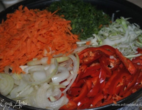 Капусту нашинковать, лук порезать полукольцами, морковь натереть на крупной терке, укроп порубить, перец порезать соломкой