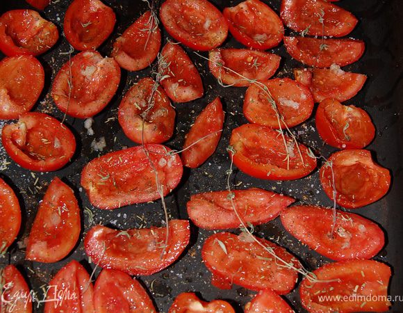 Разогрейте духовку до 130С.

 Помойте помидоры
Разрежьте вдоль на половинки
Достаньте мякоть
Противень сбрызнете оливковым маслом. Смешайте в миске соль и чеснок.

 На небольшом расстоянии друг от друга разложите помидоры срезом вверх. Равномерно посыпьте их поверхность смесью соли и чеснока. Сбрызнете еще оливковым маслом. Сверху посыпьте немного травами (желательно свежими) – тимьяном, базиликом, розмарином.

 Отправьте в заранее разогретую духовку на 3 часа
Готовые томаты выложите плотно в банку, перекладывая слои пластинками нарезанного свежего чеснока и листьями свежего базилика (тимьяна или розмарина).
Содержимое залейте оливковым маслом.