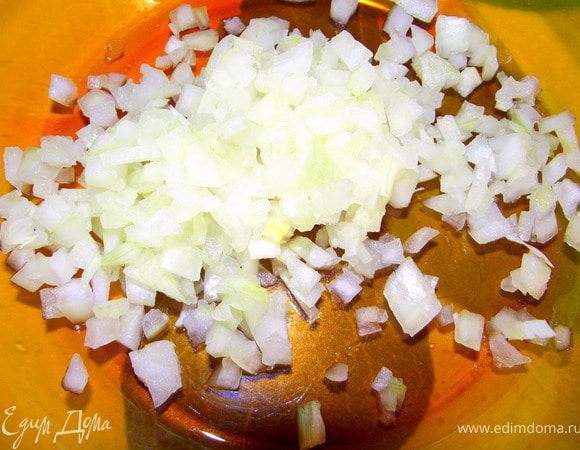 Лук нарежьте маленькими кубиками.