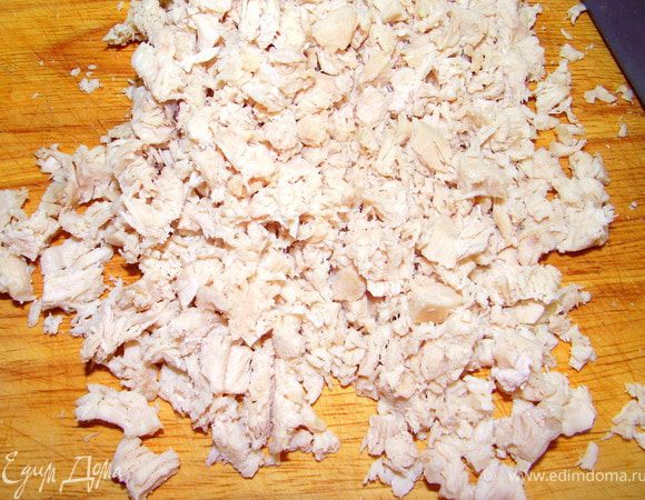 Сваренную курицу нарежьте на небольшие кусочки.