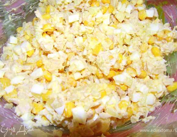 Добавьте соль, перец, заправьте майонезом. Салат готов!