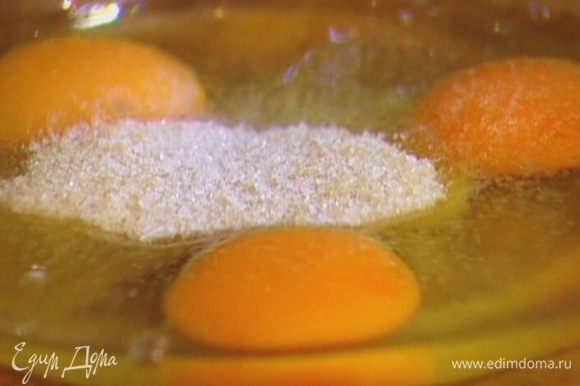 Приготовить тесто: яйца соединить с 2 ст. ложками сахара, солью и взбить миксером.