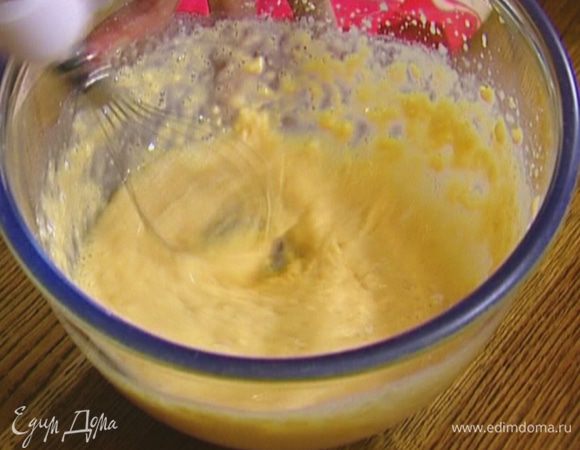 Не прекращая взбивать, влить половину молока, всыпать муку, затем частями влить остальное молоко.