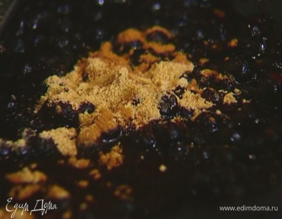 Приготовить начинку: разогреть сковороду, выложить чернику вместе с соком (немного ягод оставить), добавить оставшийся сахар, цедру и сок лимона, всыпать имбирь, корицу и перемешать. Уваривать до консистенции варенья.