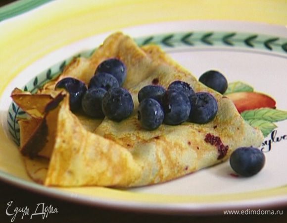 В готовые блины завернуть черничную начинку, украсить ягодами черники.