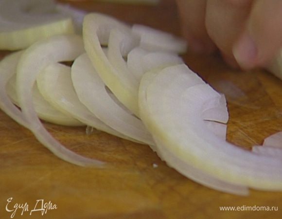 Лук почистить и нарезать тонкими полукольцами.