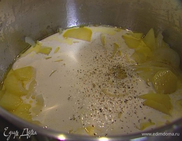 Влить сливки, посолить, поперчить и еще немного прогреть.