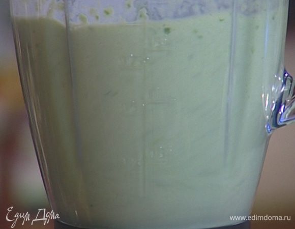 Огурцы вымыть и, срезав хвостики, разрезать на несколько частей и выложить в блендер. Влить молоко, добавить перец чили без семян и взбить в пюре.