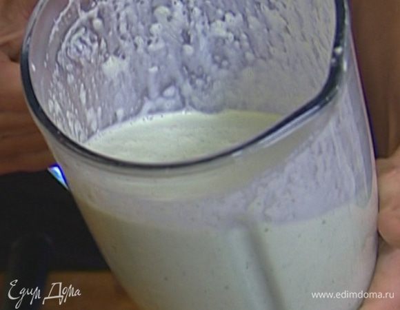 Добавить горячий картофель со сливками, взбить все вместе в однородную, гладкую массу и отправить суп в холодильник.