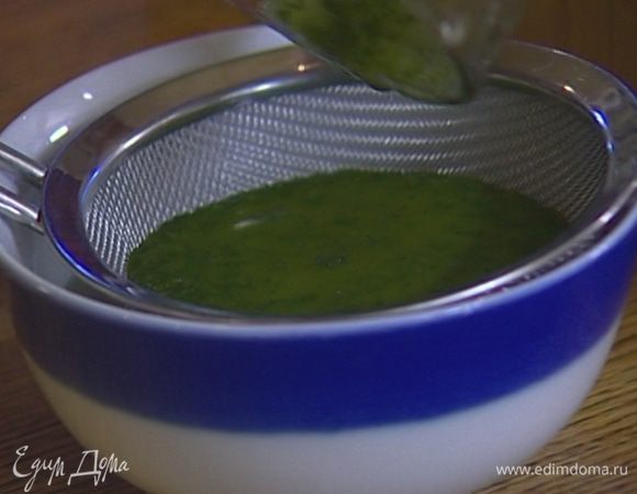 Приготовить пряное масло: листья базилика ошпарить кипятком, выложить в блендер, влить оливковое масло и все взбить, затем процедить масло через мелкое сито.