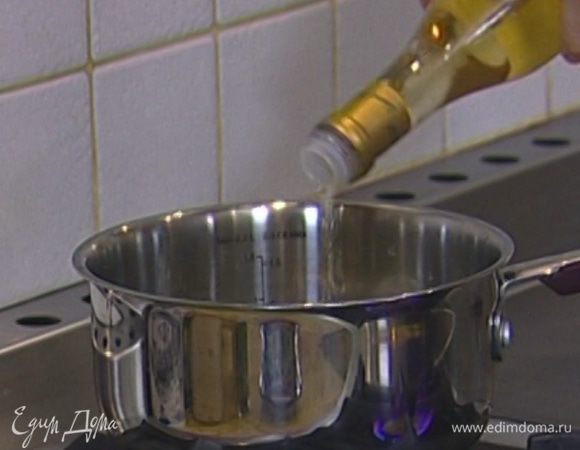 Приготовить маринад для семги: в небольшую кастрюлю влить белое вино и уксус, добавить душистый перец, лавровый лист, сахар и щепотку соли и довести до кипения.