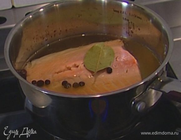 Опустить семгу в кипящий маринад и сразу же выключить огонь. Оставить на 30 минут, не закрывая крышкой.