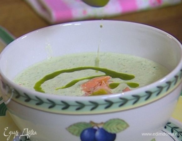 Разлить холодный суп по тарелкам, добавить в каждую небольшой кусок семги и немного базиликового масла.