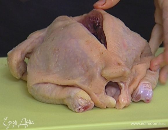 Тушку цыпленка вымыть, просушить бумажным полотенцем, разрезать вдоль по спинке и распластать.