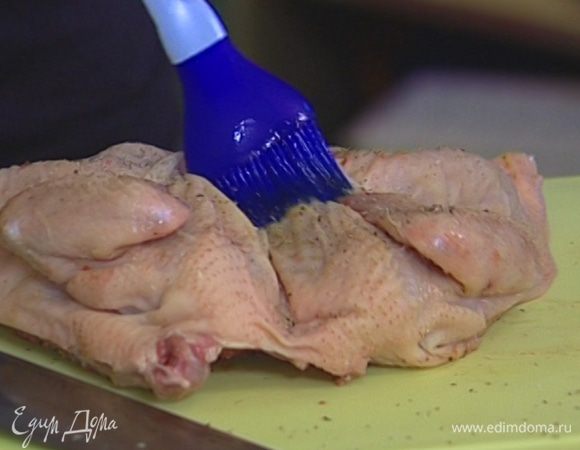 Поперчить, посолить и смазать оливковым маслом с обеих сторон.