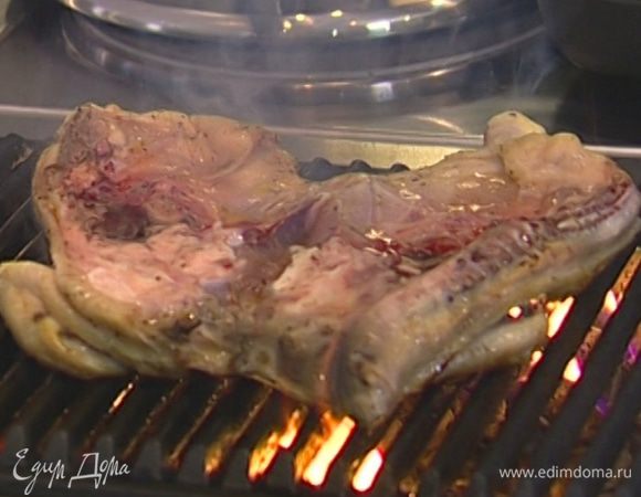 Выложить цыпленка на разогретый гриль и придавить сверху гнетом.