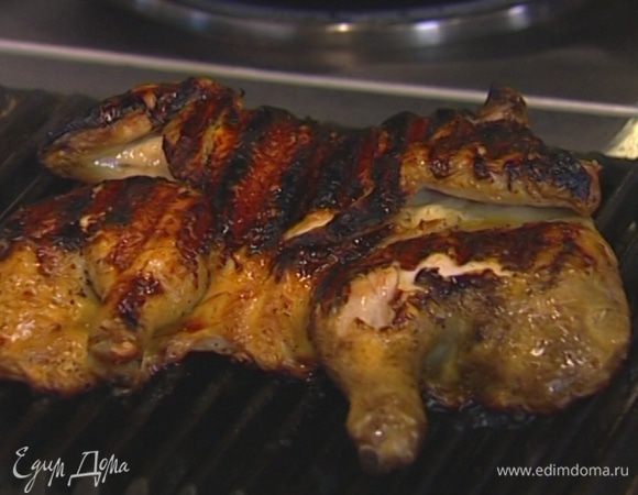 Жарить с каждой стороны 10–15 минут до готовности.