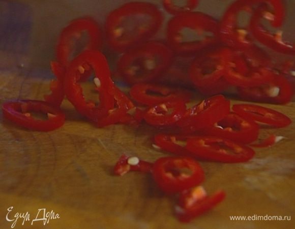 Перец чили вместе с семенами мелко порезать.