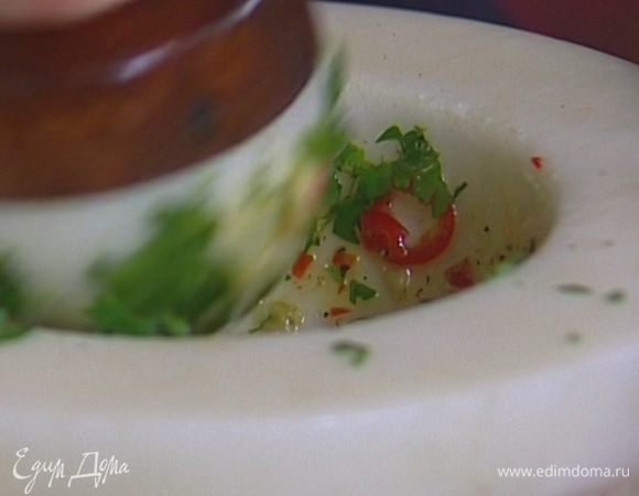 Приготовить острый соус, растерев в ступке перец чили, чеснок, 2 ст. ложки оливкового масла, щепотку морской соли, щепотку перца и петрушку. 