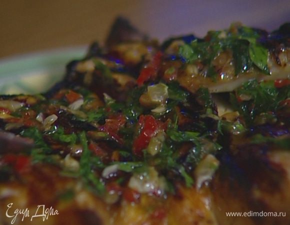 Готового цыпленка натереть острым соусом.