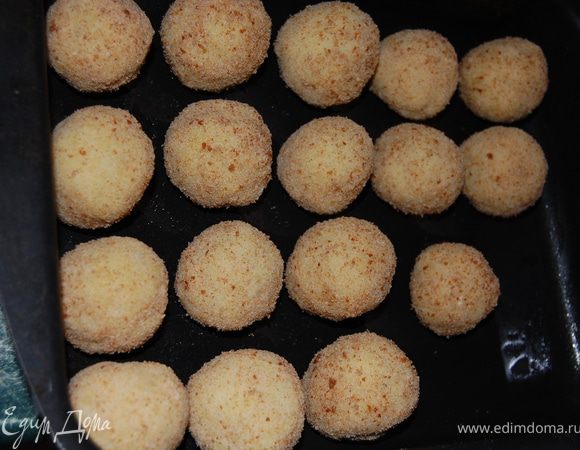 курицу порезала маленькими кусочками обжарила на сливочном масле,мелко нашинковали лук, обжарили с курицей. сняла с плиты, вареное яйцо мелко порубила, и добавила зелень. Картофель не варила, приготовила в микроволновке, 8 мин., мощность 750 Вт., очистила, размяла, добавив желток и соль. Вот всегда так буду пюре теперь делать, просто идеальное для крокетов вышло. Из пюре делала шарики, потом лепешки, на середину шарик из начинки и защипывала как круглый пирожок, потом придавала форму шарика. Обваливала в панировке .Запекала 18 минут на верхней полке, в предварительно разогретой до 210 градусов духовке. 