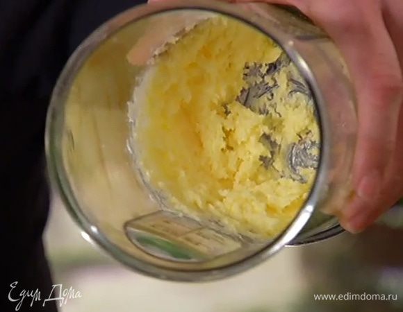 Предварительно размягченное сливочное масло с сахаром взбить миксером в однородную массу.