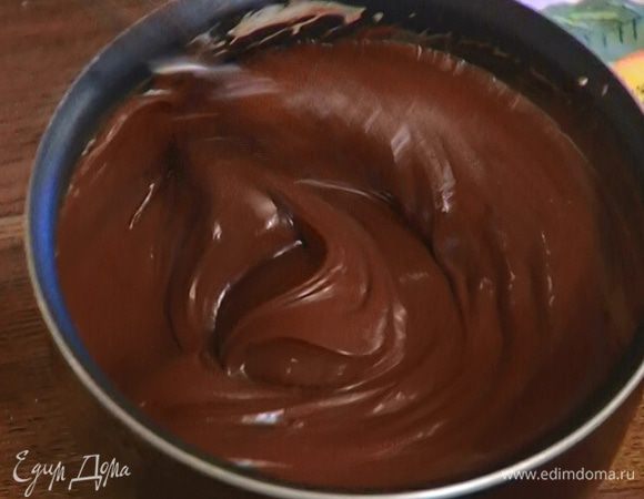 Не прекращая взбивать, влить растопленный шоколад и взбивать еще пару минут.