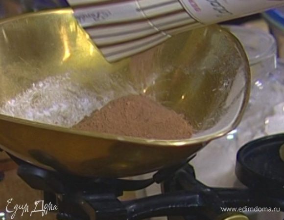 Соединить муку с какао, содой и солью.