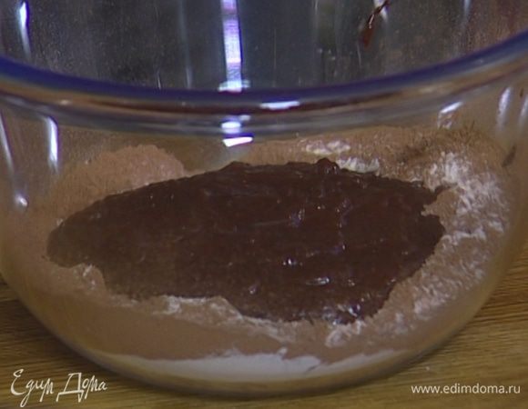 Ввести в муку с какао шоколадную массу и все вымешать.