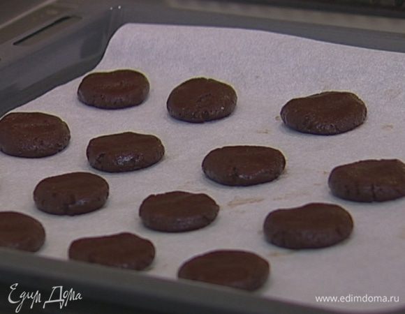 Сформировать из теста небольшие шарики, выложить их на противень на некотором расстоянии друг от друга и слегка прижать.