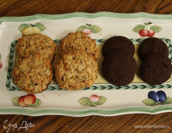 Выпекать печенье в разогретой духовке 7–10 минут.