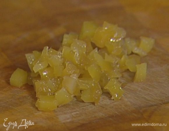 Цукаты из имбиря мелко порубить. 