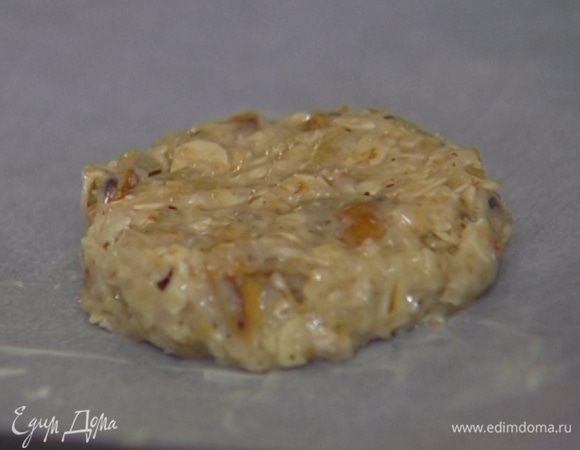 Сформировать из теста шарики, выложить на противень и слегка примять. 