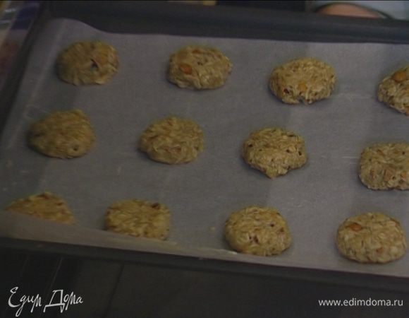 Выпекать печенье в разогретой духовке 10–15 минут.