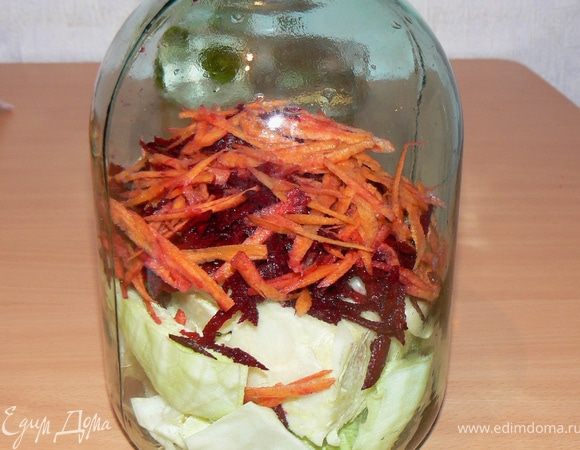 Капусту нарежьте крупными кусочками. Сверху положите слой чеснока, нарезанного дольками. Затем слой тертой моркови и свеклы. Сверху положите перец. Так слои должны повторяться 2 раза.