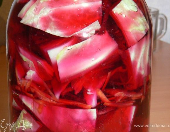 Сварите рассол и залейте им содержимое банки. 2–3 дня храните при комнатной температуре, затем уберите в холодильник. Приятного аппетита!