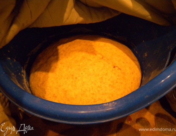 Тесто. Подогреть жидкость. Просеять муку. Муку (мука+хлопья)перемешать с сухими дрожжами, семенами (перемолоть в кофемолке) сахаром и солью. К воде добавить перец. В воду добавлять муку и замешивать. Потом вымешивая доливать масло и вымесить окончательно минут 10. Поставить в теплое место на 2 часа. Накрыть чем-нибудь. Я накрываю одеялом и ставлю в ванной на пол (там у меня пол с подогревом). 