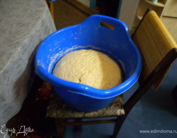 Когда тесто подойдет. Взять часть (у меня на 2 выпечки). 