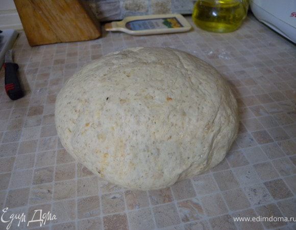 Вымесить немного (подсыпая муку). 