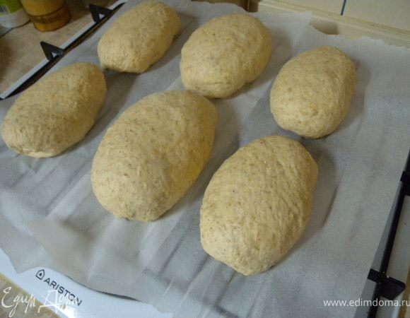 Так же и с другим замесом. только вот у меня 1 противень. Я не жду его а просто на решетку (от духовки) стелю бумагу и на ней и выпекаю. Пока одна партия печется - вторая на подходе. 