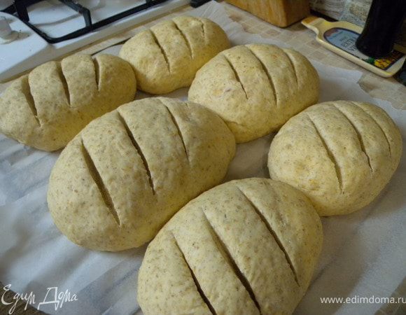 Я еще порезала. Это делаю, когда хлеб уже подойдет. Очень острым ножом быстрым и точным движением. 