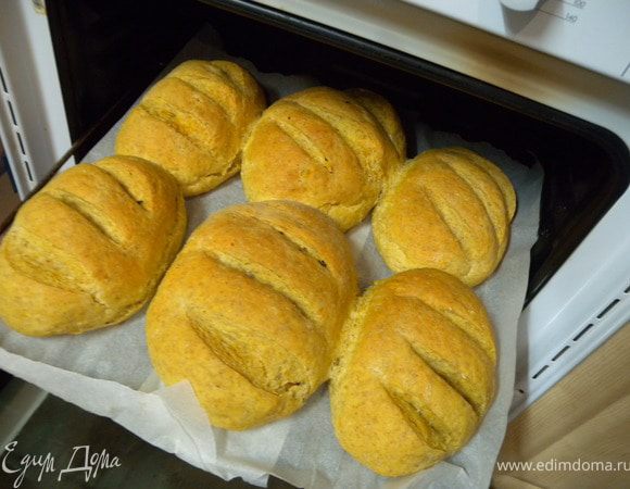 Готовый хлеб я переложила хлеб в большую эмалированную кастрюлю (переложила бумагой пекарской) и отправила в холодную кладовку. Там около +5С. 