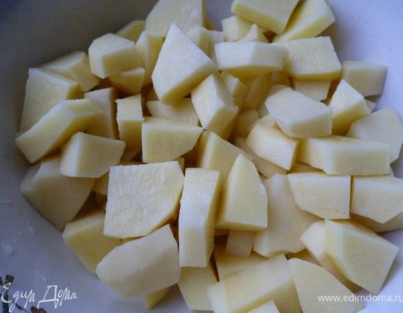 Картофель почистить и нарезать не очень мелко.