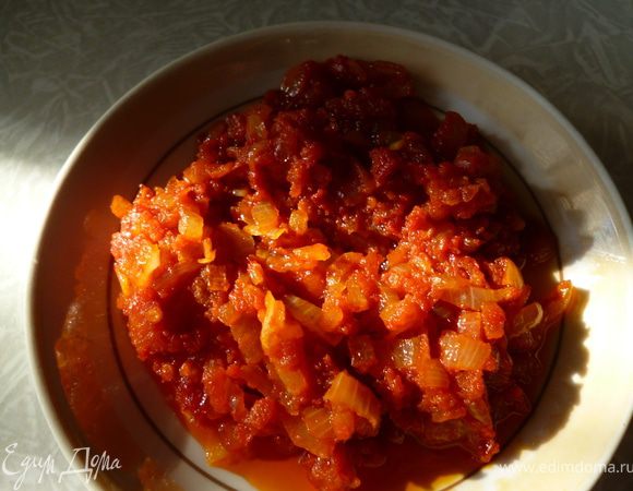 Как только жидкость испарилась,добавим томатную пасту и хорошо перемешивая,прожарим еще пару минут.