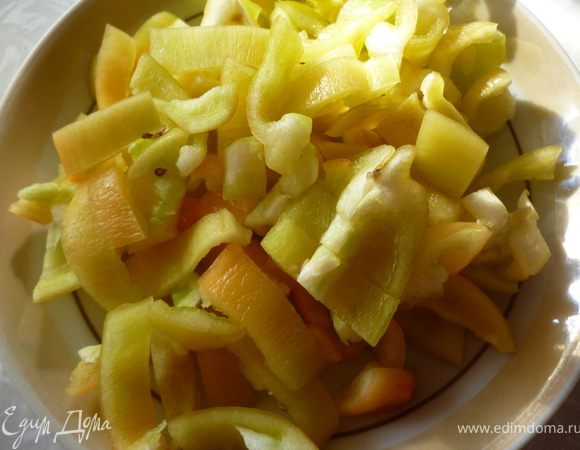 В кастрюлю с бульоном отправляем картофель,через пару минут капусту и перец,очень осторожно солим и даем свариться овощам до полуготовности.